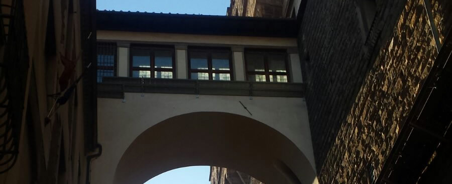 Palácio Velho e Galeria Uffizi unidos pelo Corredor Vasariano